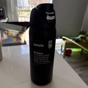 Owala FreeSip 32oz Stainless Steel Water Bottle - Black Very Very Dark